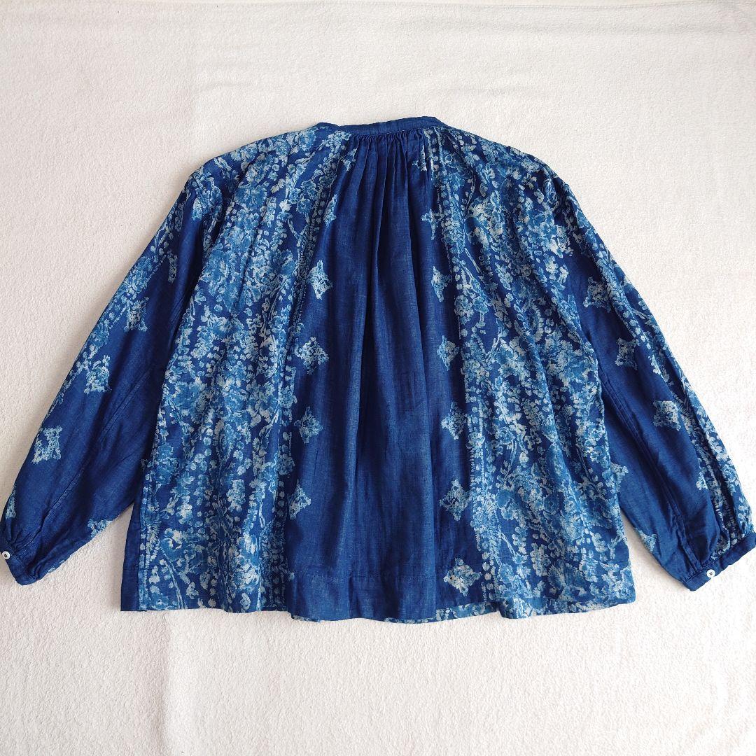 45R 二重織抜染プリントのギャザーブラウス（インディゴ） 45rpm