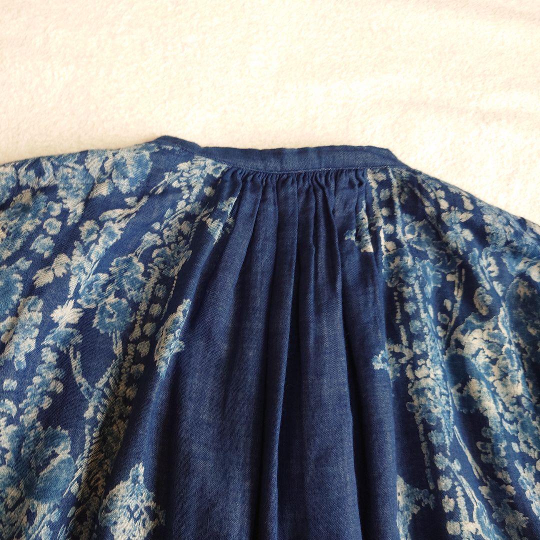 45R 二重織抜染プリントのギャザーブラウス（インディゴ） 45rpm