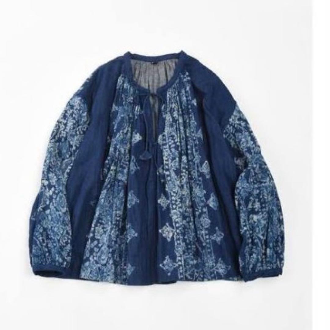 45R 二重織抜染プリントのギャザーブラウス（インディゴ） 45rpm