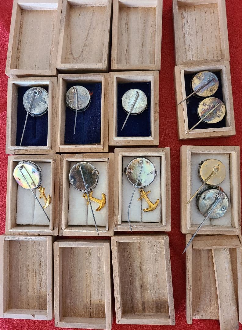 終身正会員假微章3個　正会員假微章3個　名誉会員假微章4個　合計10個　箱8個