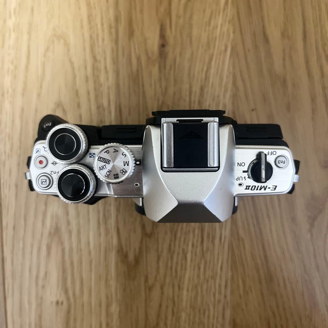 OLYMPUS E-M10 Mark II 本体と付属品