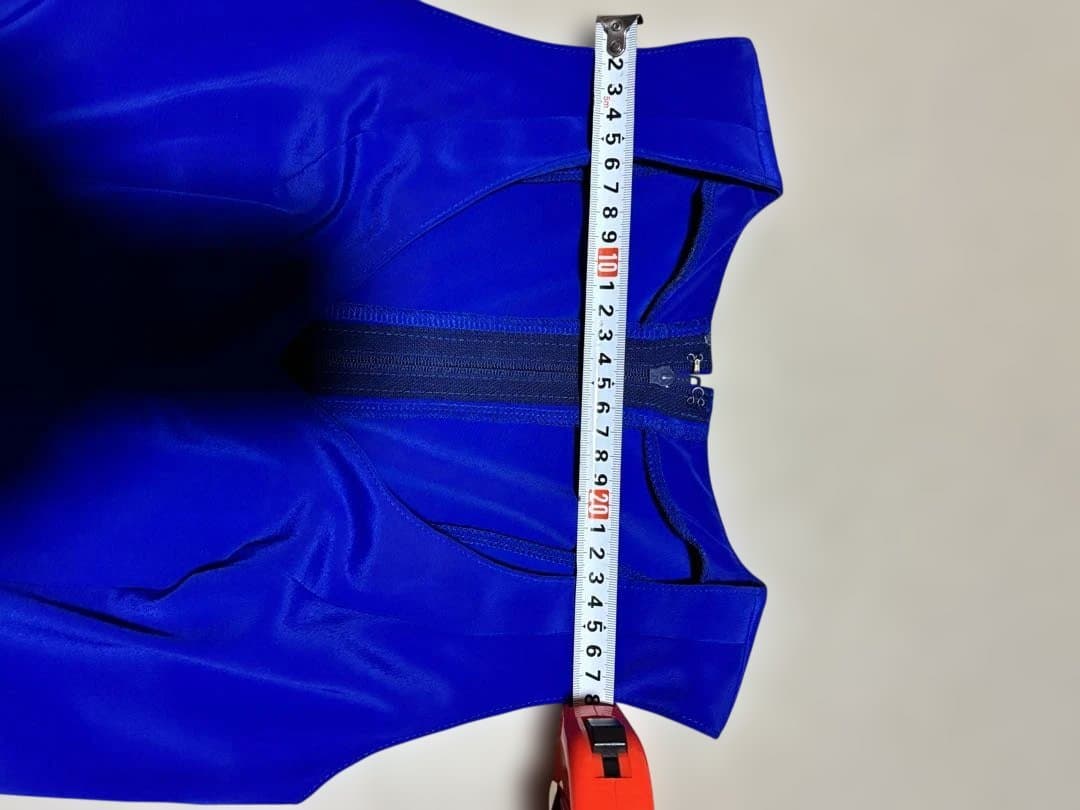 青いフリルロングドレス