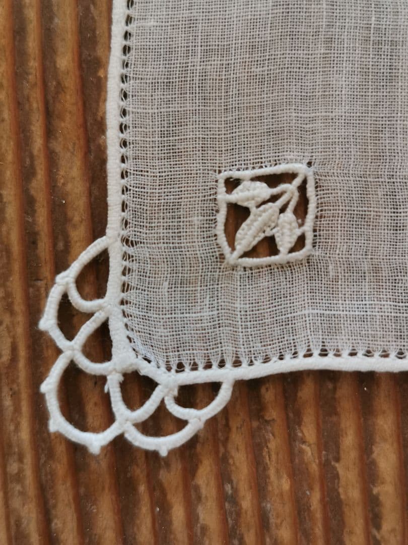 アンティーク レティシアレース刺繍 鳥と三つ葉のニードルワーク リネンドイリー