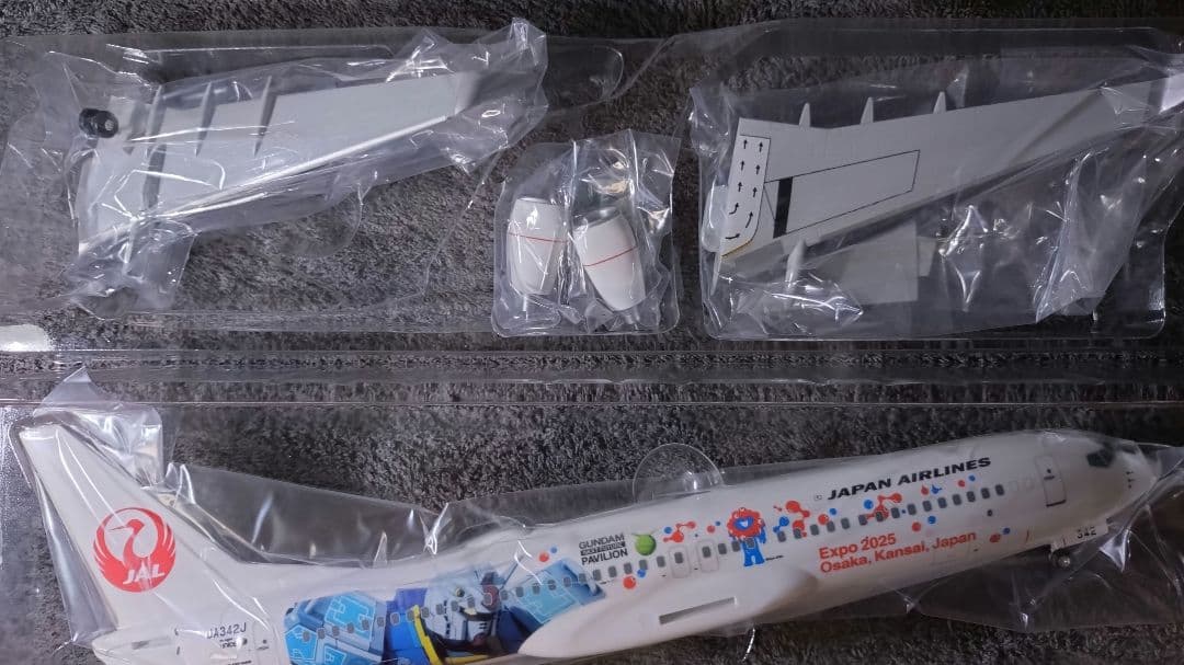 日本航空 ミャクミャク仕様「JALガンダムJET」モデルプレーン木製台座付