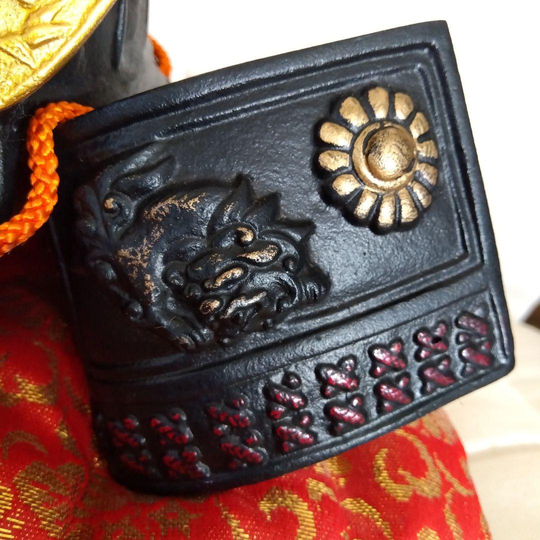 源氏兜 鉄兜タイプ 金色鍬形 約22cm 座布団・木札付き 五月人形