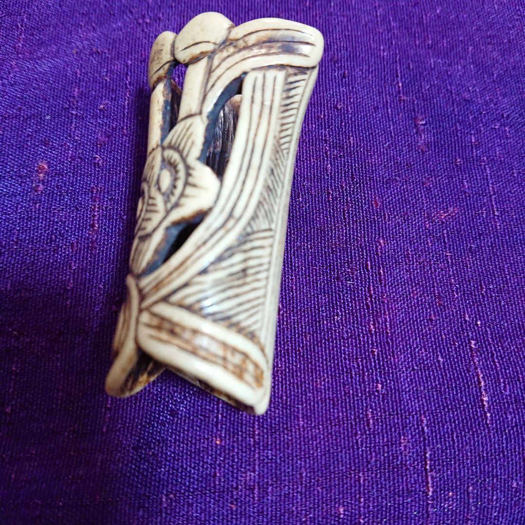 すいせんの図の根付け