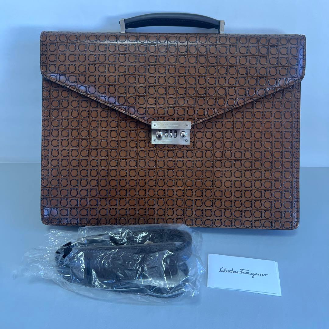美品！サルヴァトーレ フェラガモ レザー ブリーフケース モノグラム ダイヤル式