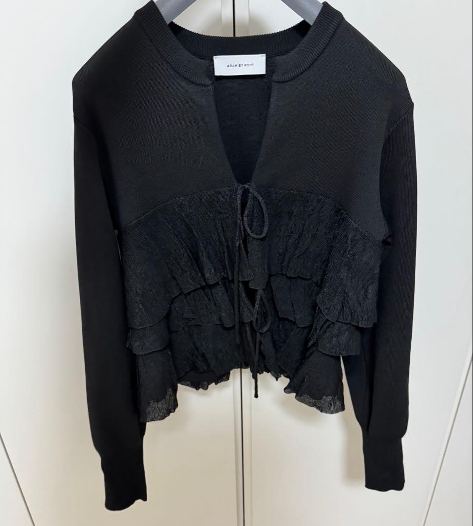 ADAM ET ROPE FEMME 【サステナブル】 フリルカーディガン