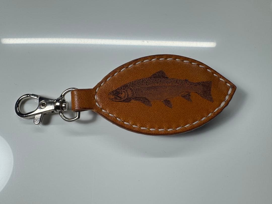 栃木レザーと熊爪のキーホルダー鱒デザイン