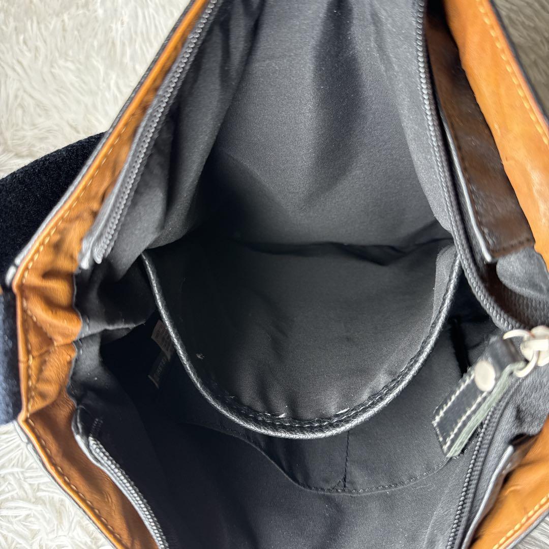 美品✨カステルバジャック ショルダーバッグ レザー 牛革 デカロゴ 黒 シボ革