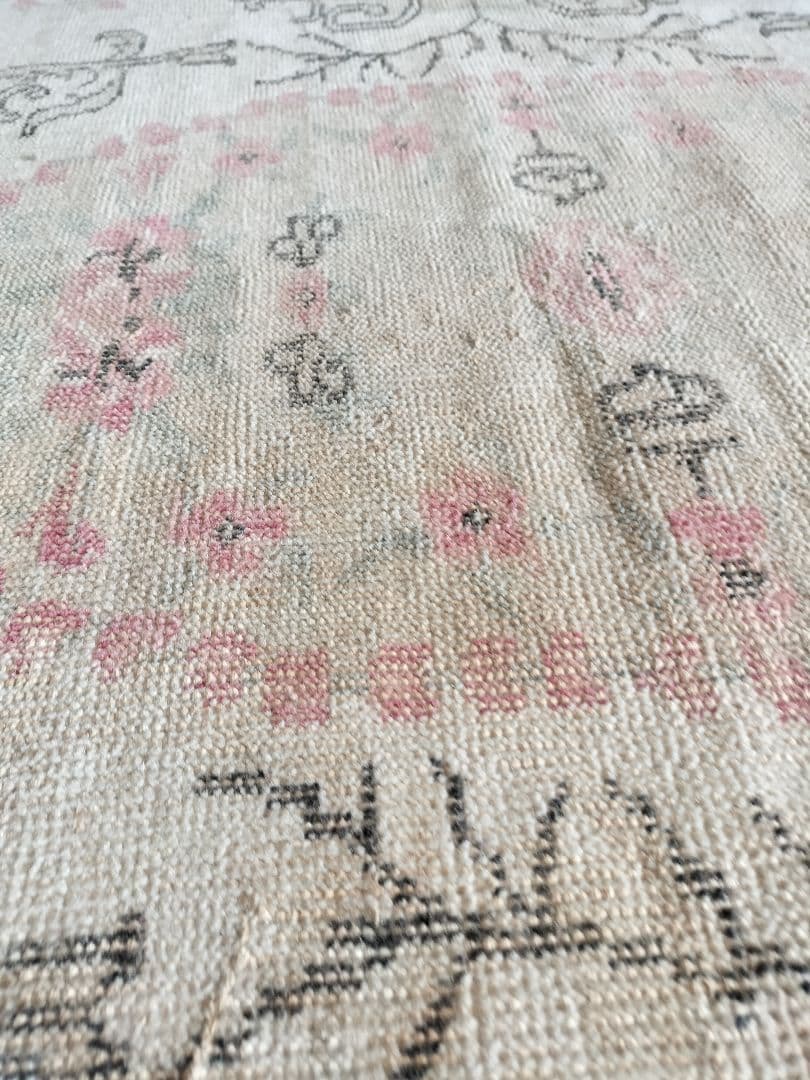 黄味ベージュとくすみパステルローズピンクのローズガーデンラグ　No624