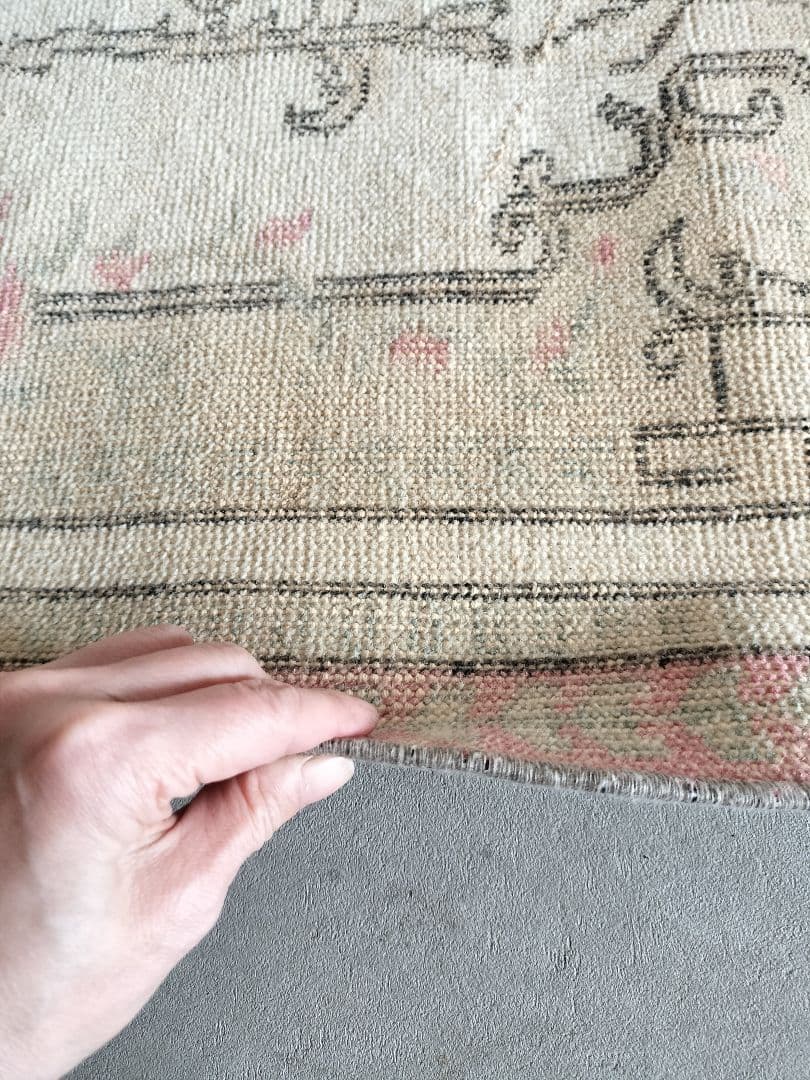 黄味ベージュとくすみパステルローズピンクのローズガーデンラグ　No624