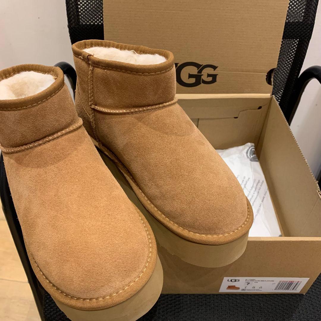 未使用♡UGG クラシックミニ　24センチ　ブラウンムートンブーツ厚底