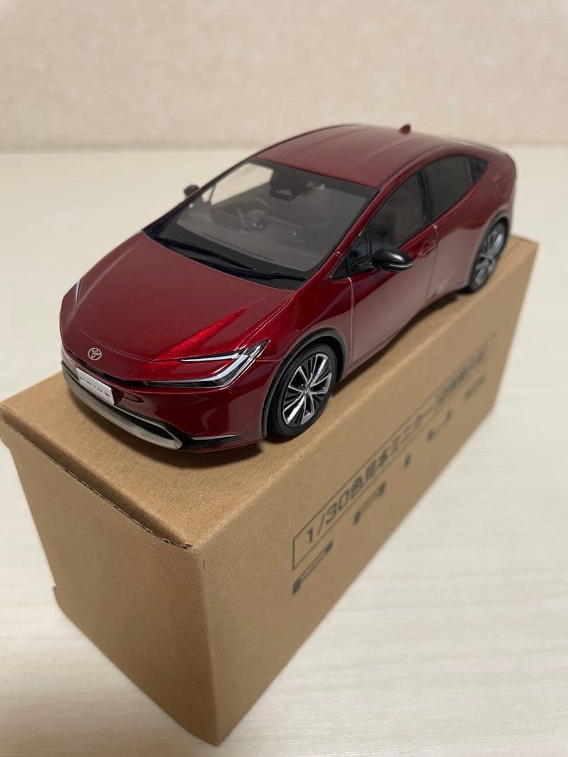 トヨタ プリウス 赤色 1/30スケールミニカー