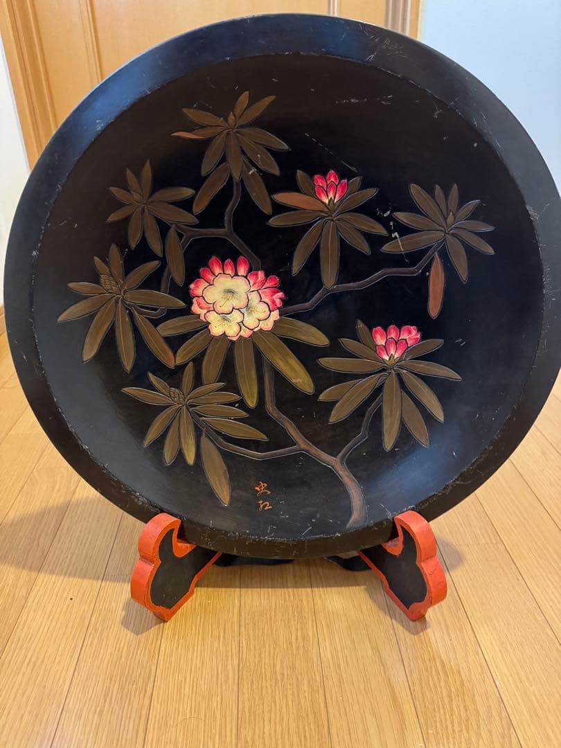 信州農民美術の木彫り飾り皿　 花と葉の装飾