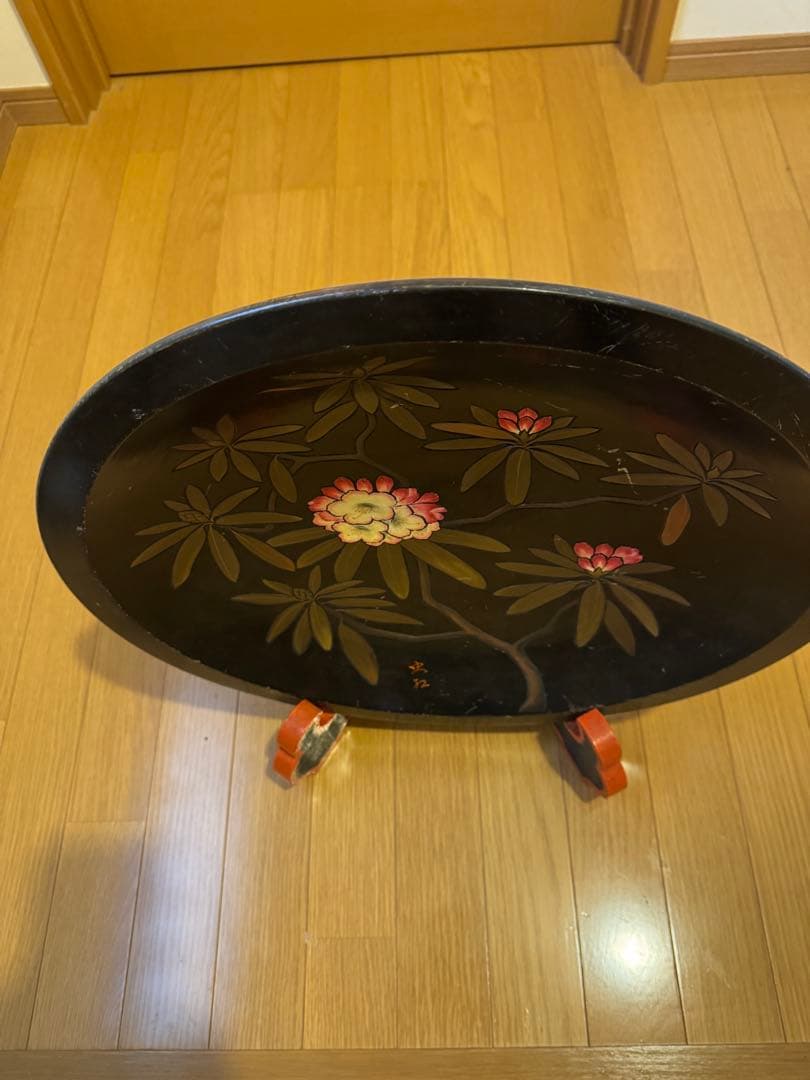 信州農民美術の木彫り飾り皿　 花と葉の装飾