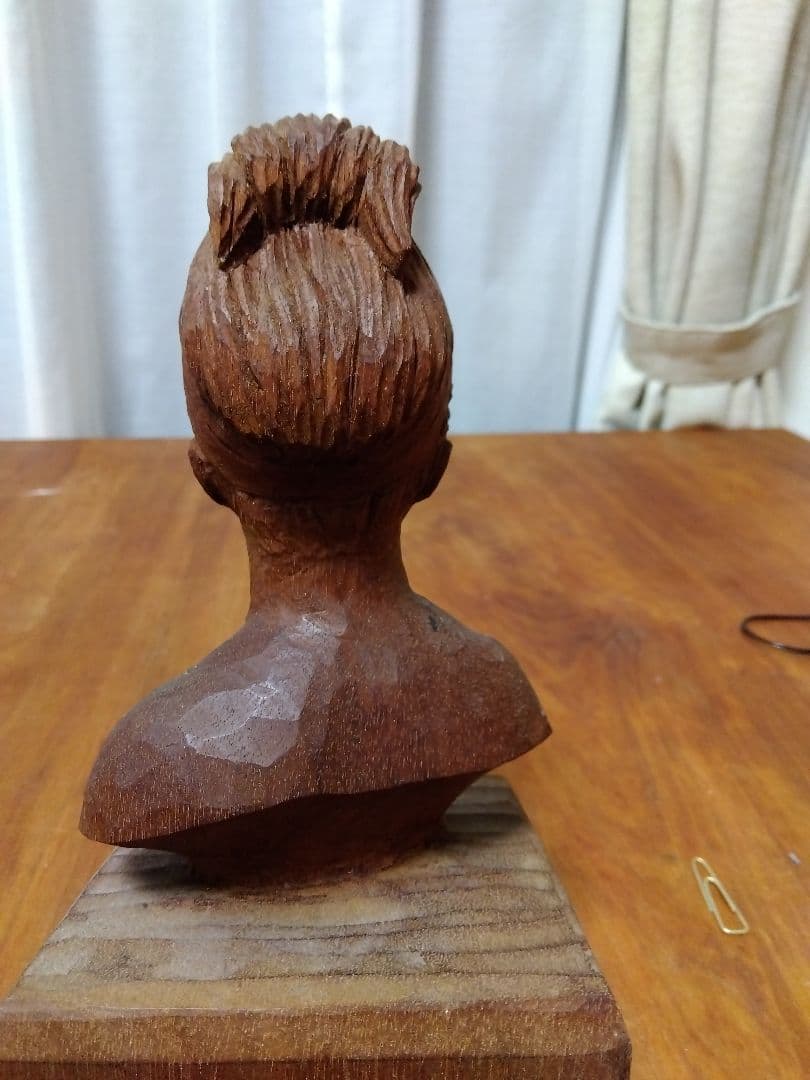 木製女性胸像彫刻