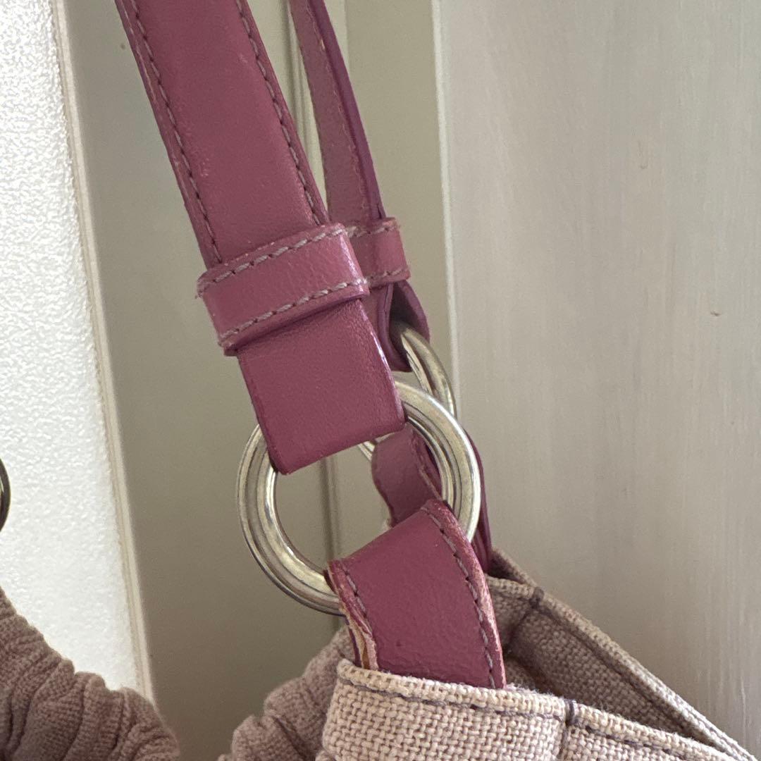 エトロの刺繍が素敵な麻のバックです。軽く使いやすいです。