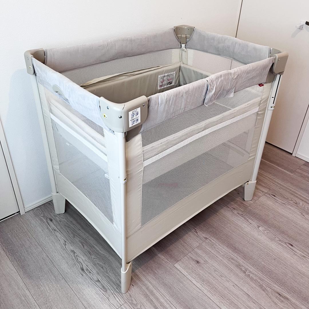 【美品】Apricaベビーベッド ココネルエアープラスABホワイトベージュ