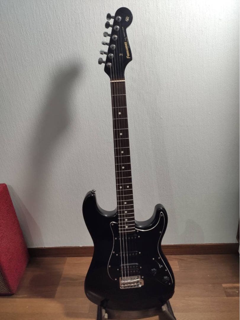 フェルナンデス　ブラックエレキギター ストラトキャスタータイプ