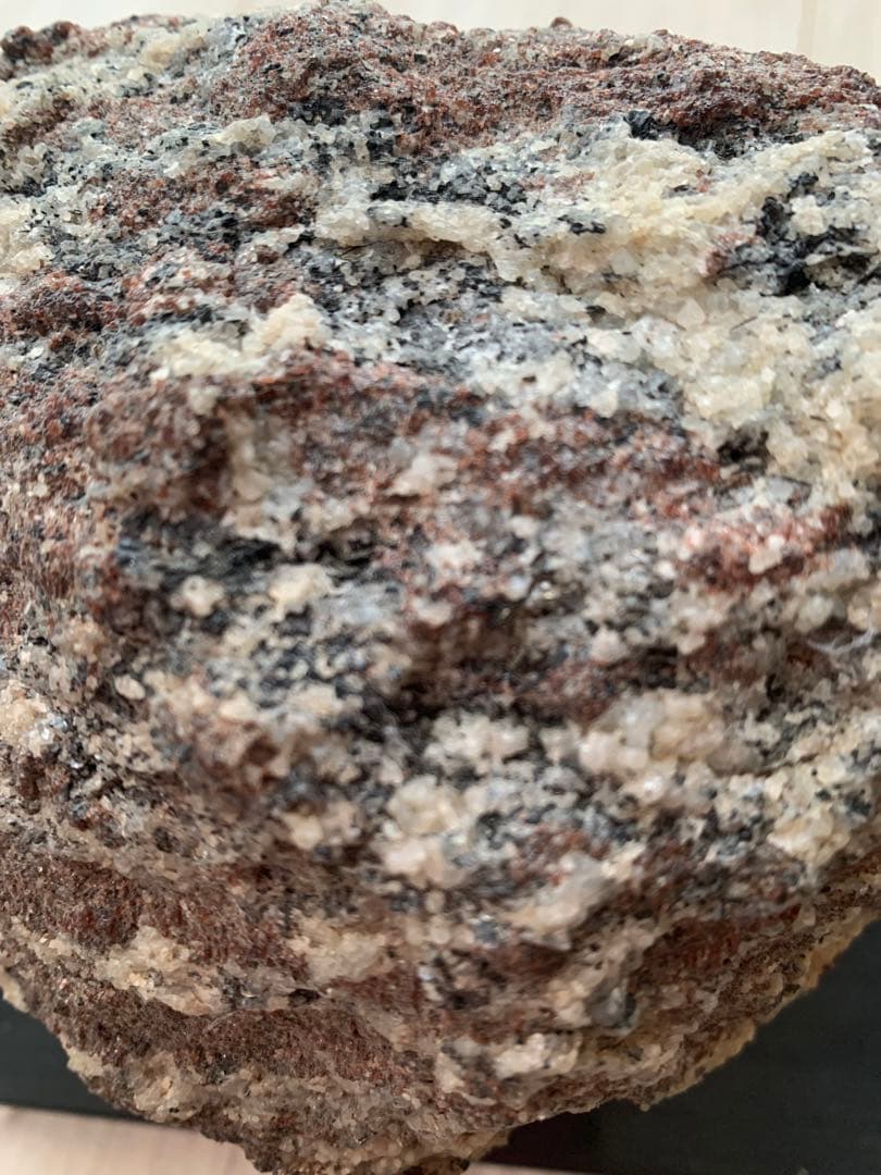 ザクロ石黒雲母角内石　片麻岩