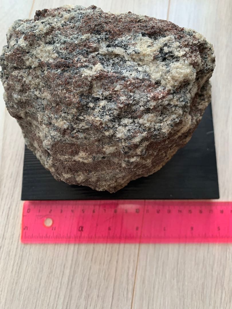 ザクロ石黒雲母角内石　片麻岩