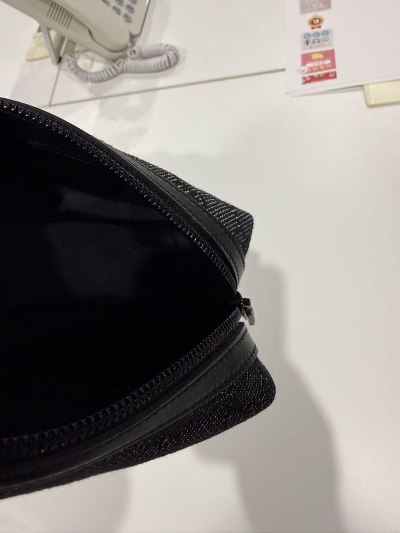 GUCCI ブラックキャンバスポーチ