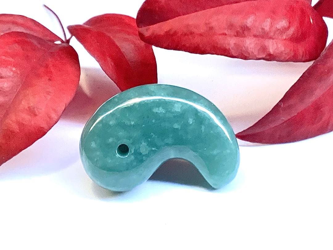 ✳糸魚川翡翠コン沢青緑色勾玉　希少数の幸運呼び込む吉祥*雪輪文様入り　鑑別書付‼️