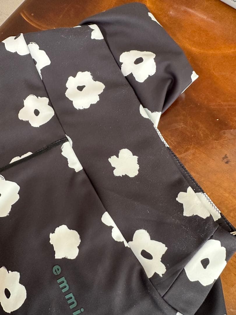 emmi デイジー　花柄 ヨガウェア UVカット