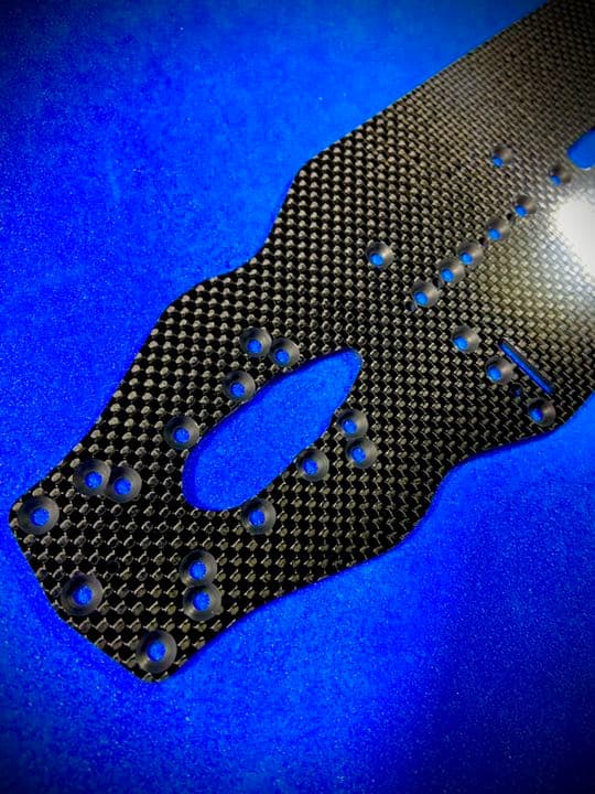 XRAY T4 2020 メインシャーシ　2.2㎜　艶あり平織カーボン　蕨山