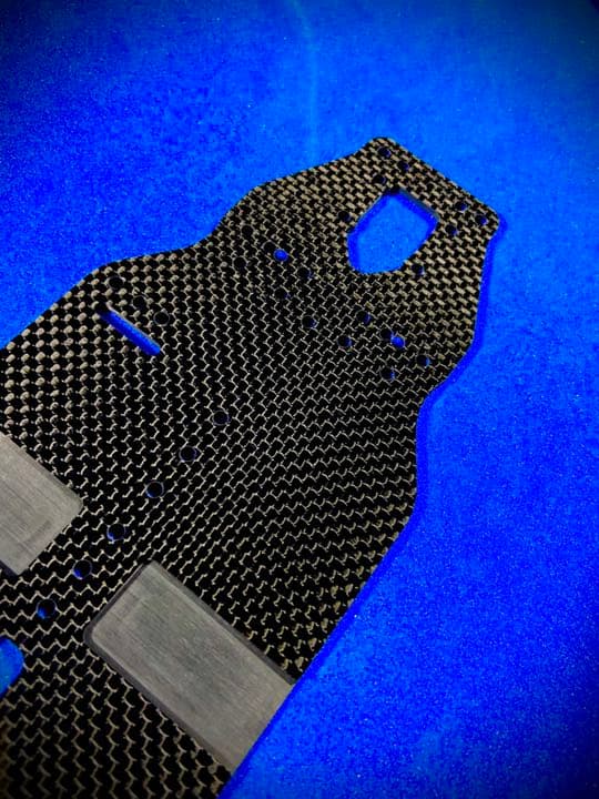 XRAY T4 2020 メインシャーシ　2.2㎜　艶あり平織カーボン　蕨山