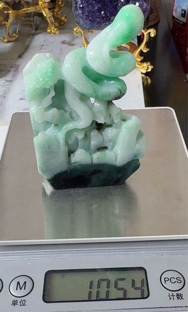 R2-0642天然本翡《本物保証》緑翡翠　蛇　巳年　金財運　置物　パワーストーン