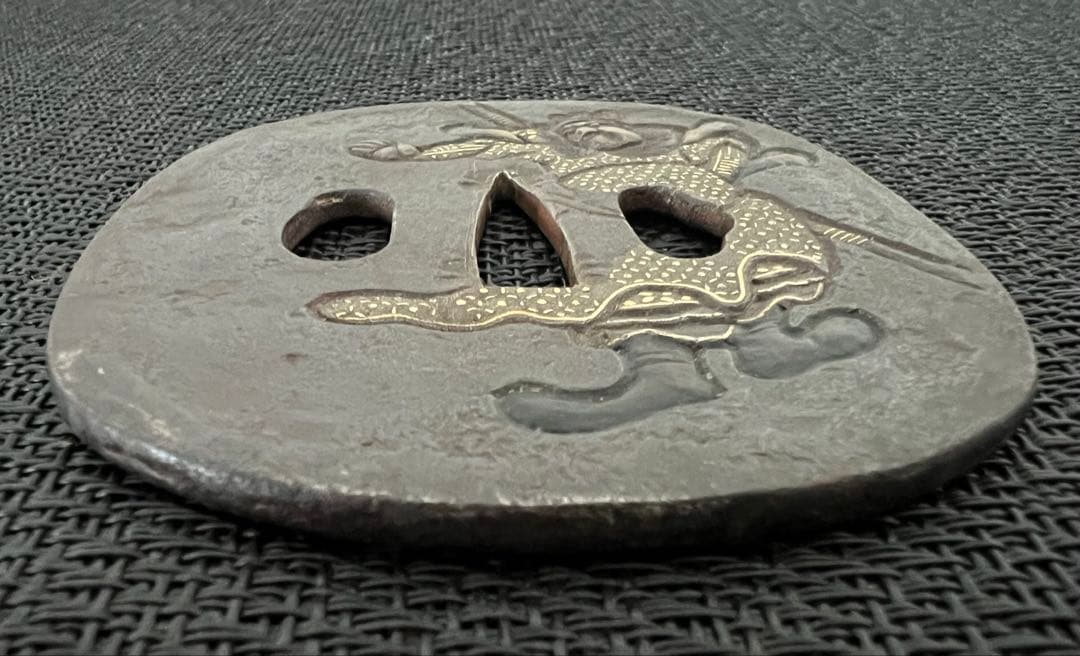 鉄地撫角形武者図鍔 金象嵌 刀装具 武具 時代物 無銘 アンティーク