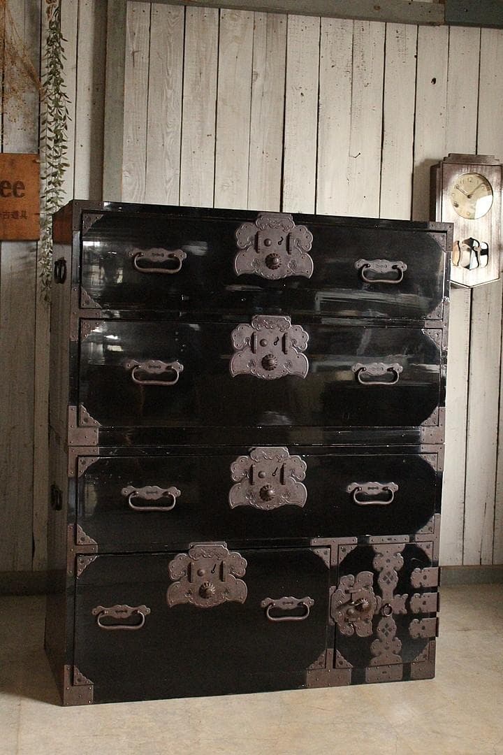 綺麗な時代庄内箪笥　扉付き