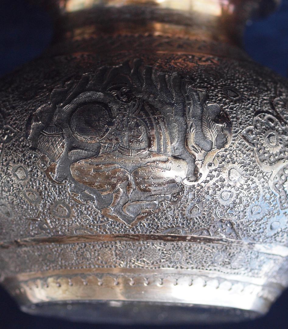 1970年央制作、イラン伝統彫金細工が楽器を奏でる人や花を刻む銀製ティーポット