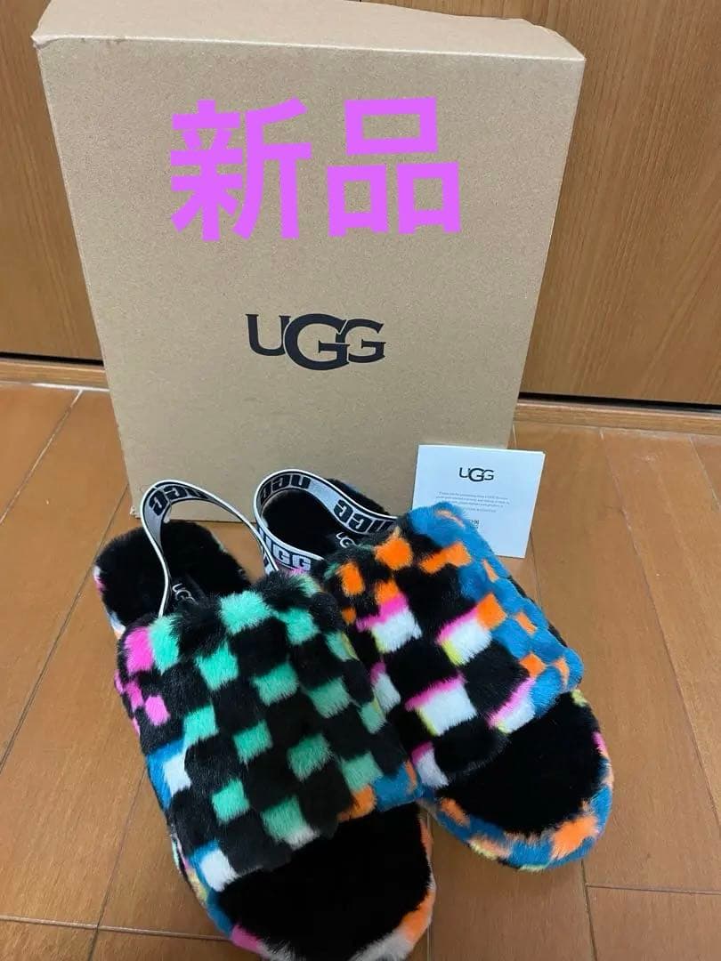 UGG フラッフスリッパー