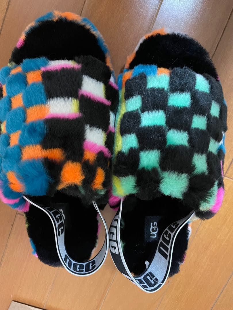 UGG フラッフスリッパー