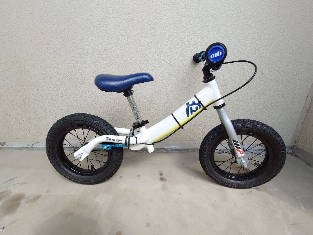 Husqvarna トレーニングバイク　ストライダー　ヘルメット、プロテクター付