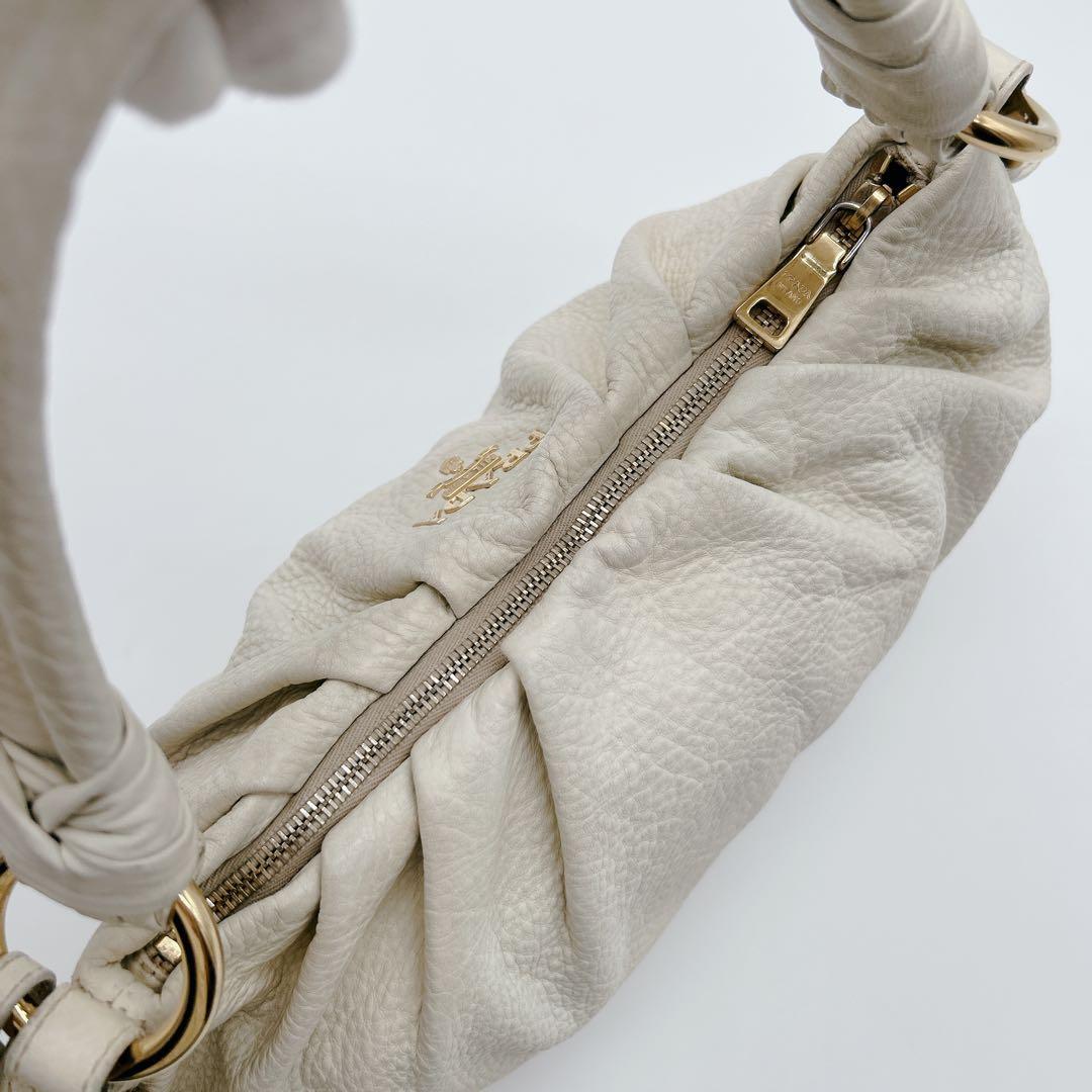 PRADA ワンハンドバッグ レザー ホワイト メタルロゴ ハーフムーン