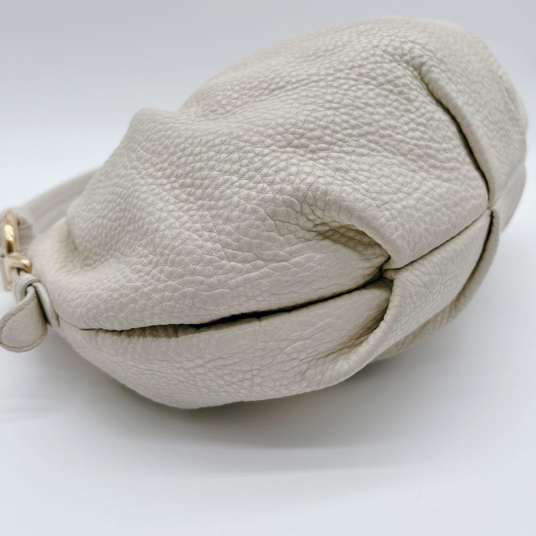 PRADA ワンハンドバッグ レザー ホワイト メタルロゴ ハーフムーン