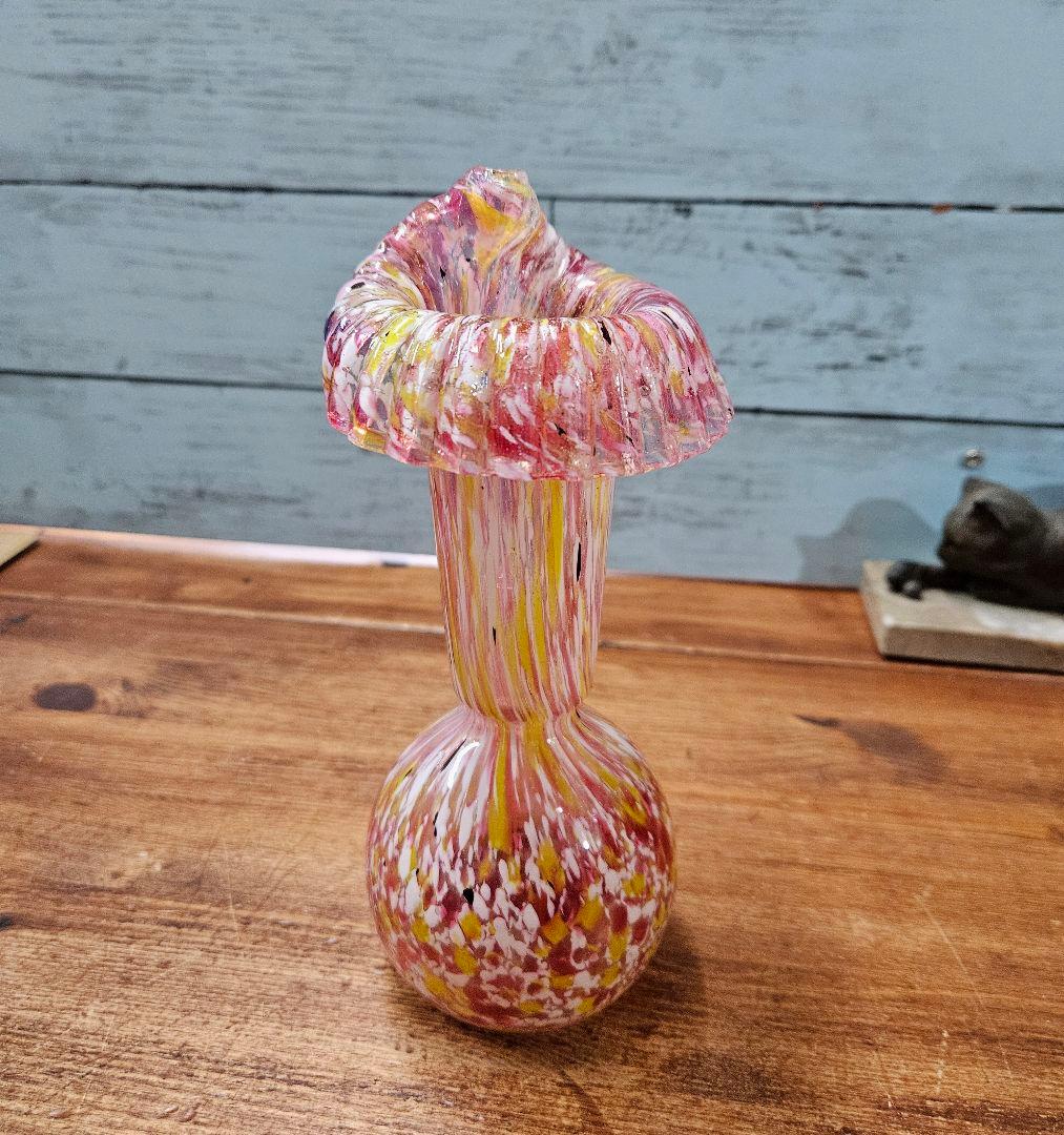 フランスアンティーク オパリンガラス クリシー フリルの花瓶 花器