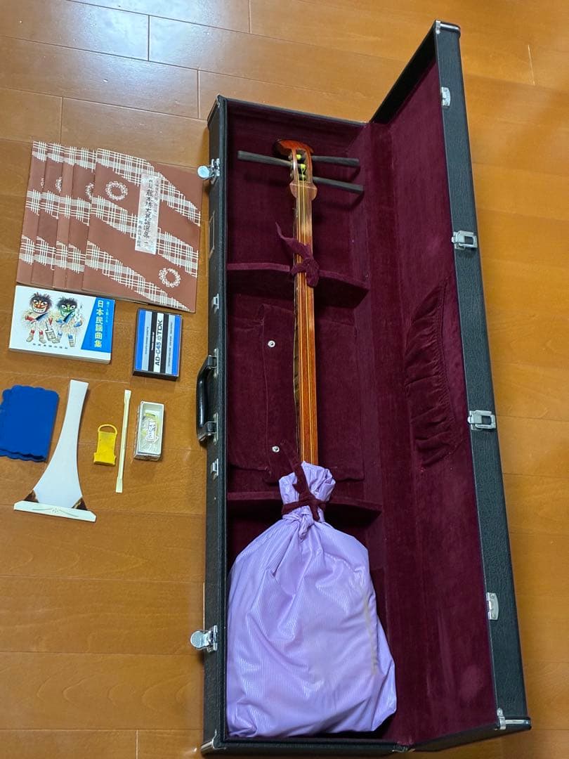 三味線・全長約99cm ハードケース・撥・駒のセットになります