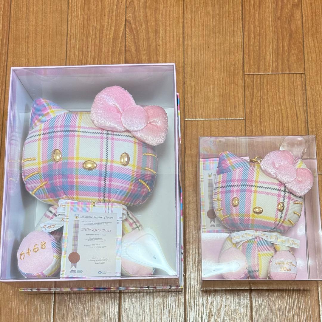 ハローキティ　ドレスタータンデザイン　BOX入りぬいぐるみ　マスコットホルダー