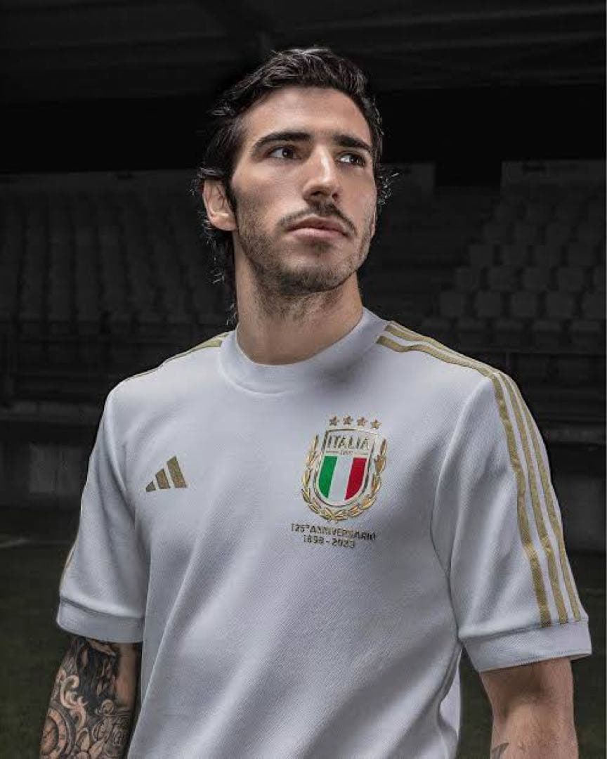 アディダスサッカーイタリア代表125周年記念白ユニフォーム23トナーリ金FIGC