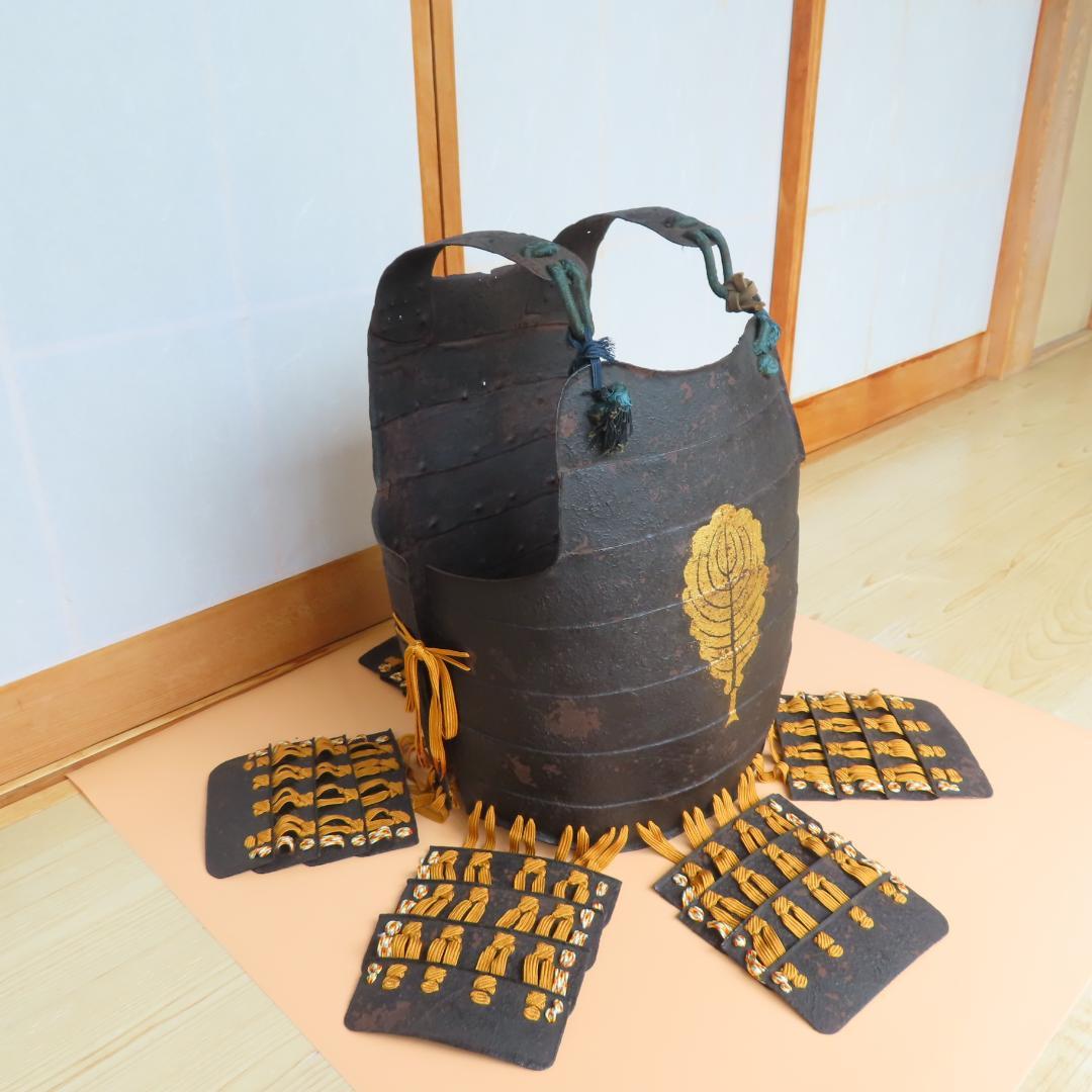 江戸時代の本物です。一枚柏紋二枚胴（鎧兜・鎧・甲冑・胴・具足)
