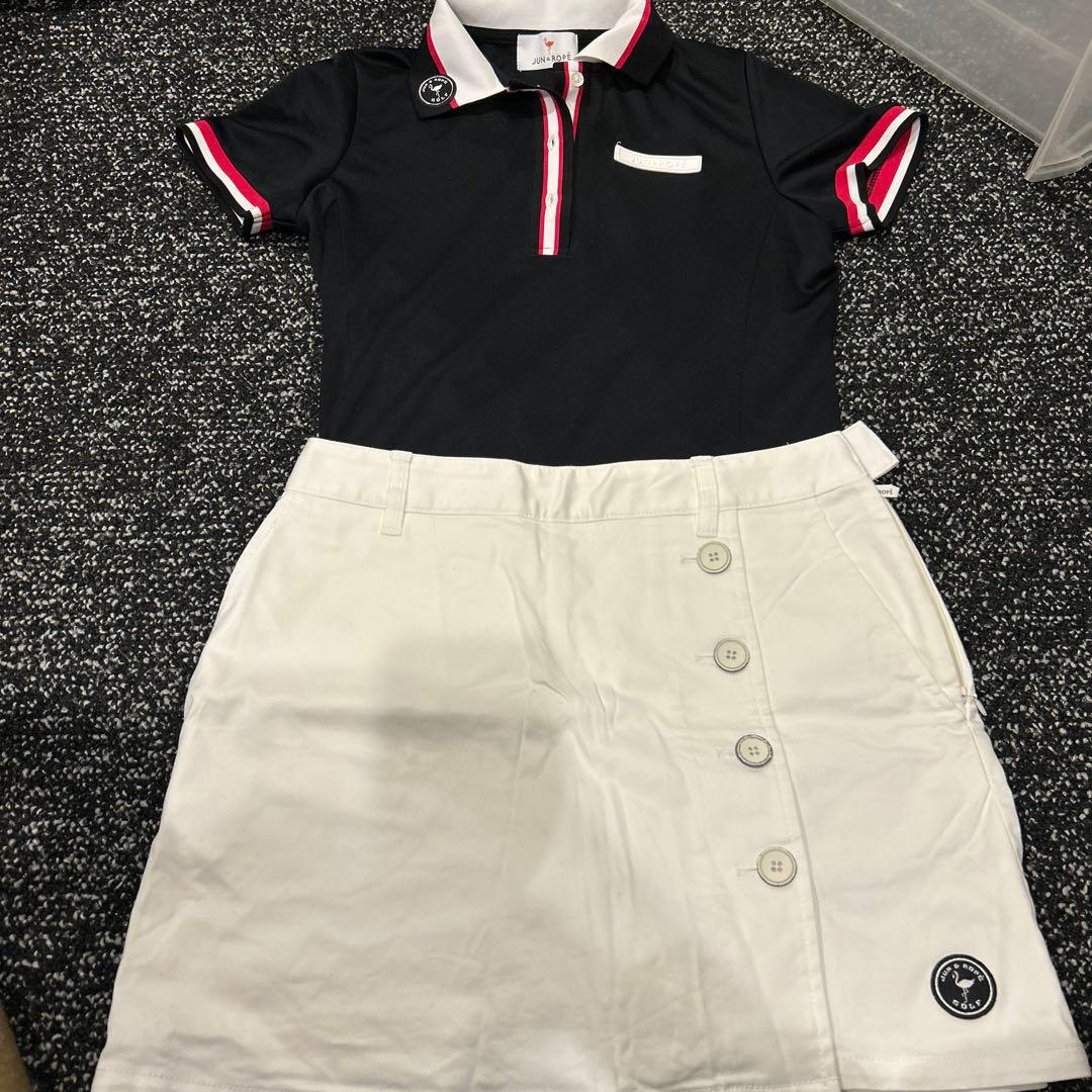 ポロシャツとボタン付きスカートのセット
