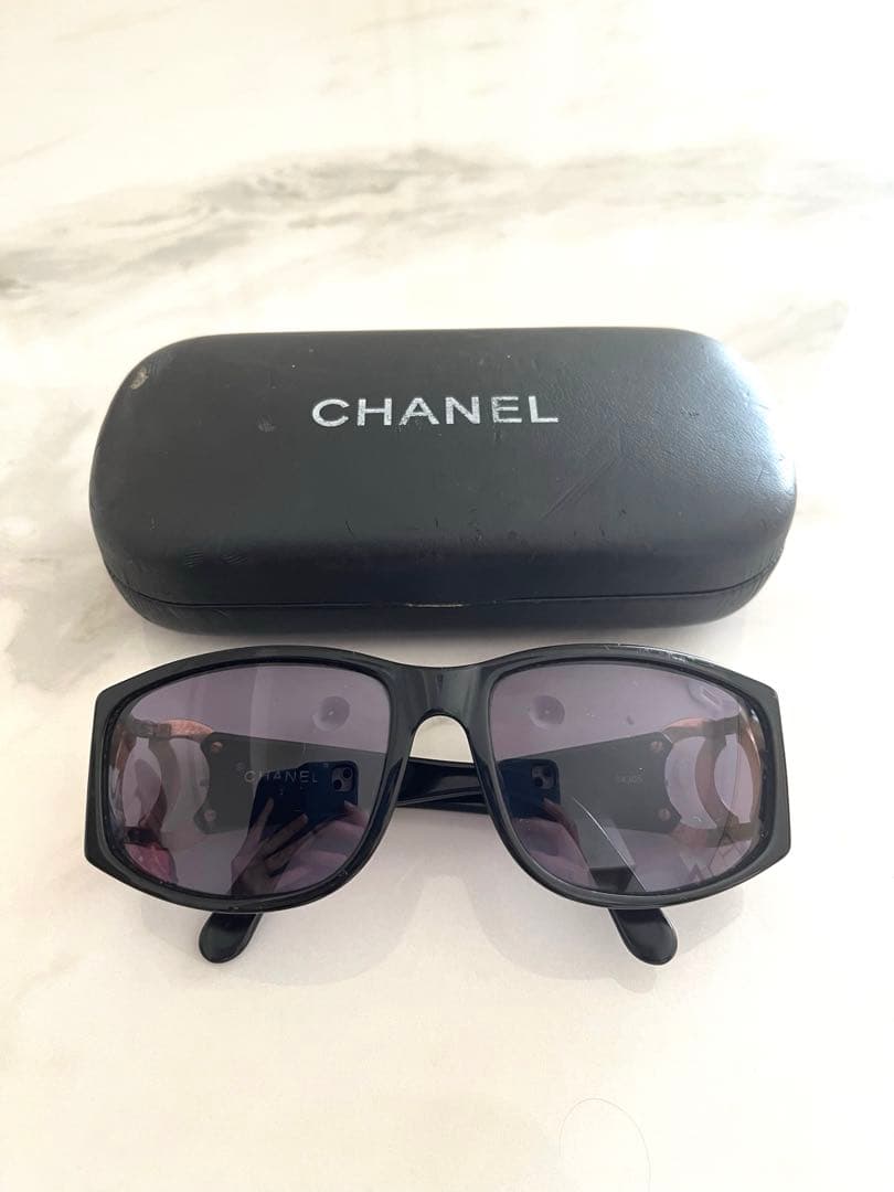 CHANEL ブラックサングラス ゴールドロゴ付き
