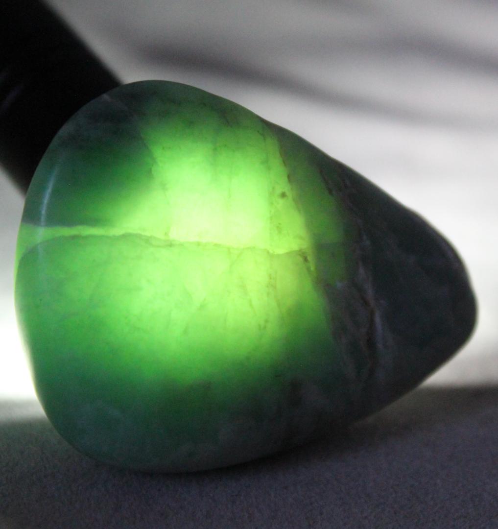 ［ガラス質の逸品］糸魚川翡翠 原石 タンブル 38.1g