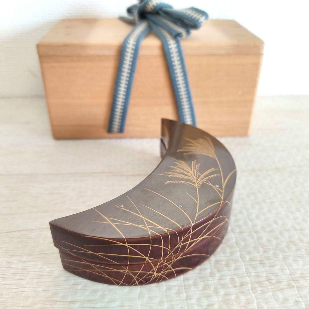 お値下げしました、銀ぼかし芒鈴虫蒔絵　三日月　香合　箕輪一星作