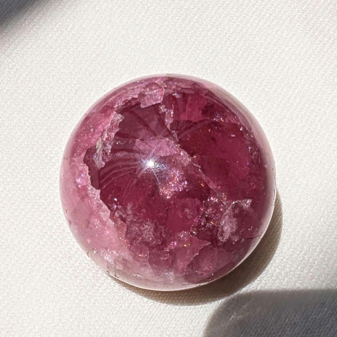 ロシア産ピンクトルマリンのスフィア（キャッツアイ効果）